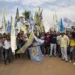 Marcio Bittar faz caminhada no bairro Areal e depois assiste programa eleitoral com a família