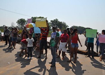 Moradores bloqueiam BR-364 em Protesto