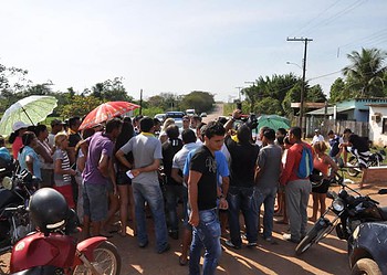 Moradores do bairro Irineu Serra fecham rua em protesto