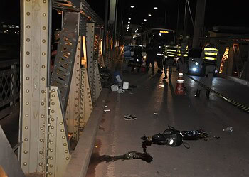 Motoqueiro morre ao se chocar em ponte metálica