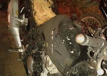 Vândalo toca fogo em motos estacionadas, em Cruzeiro do Sul