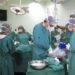 Médicos no primeiro transplante de fígado, em junho
