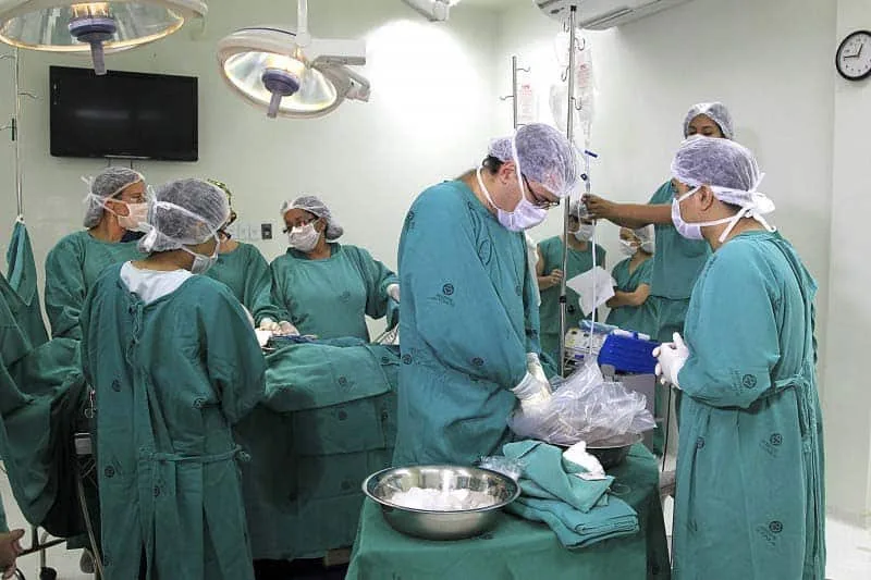 Médicos no primeiro transplante de fígado, em junho