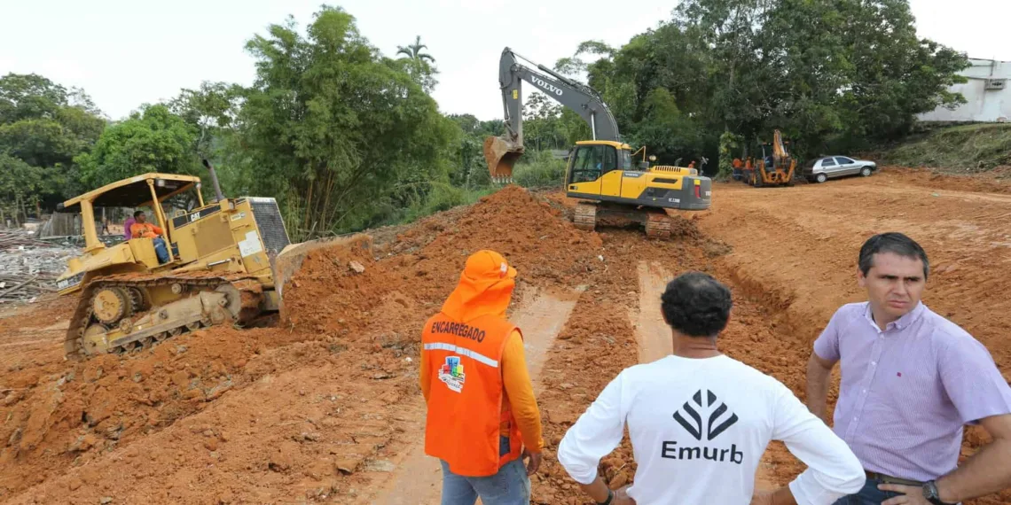Prefeito Marcus Alexandre e técnicos inspecionam obras