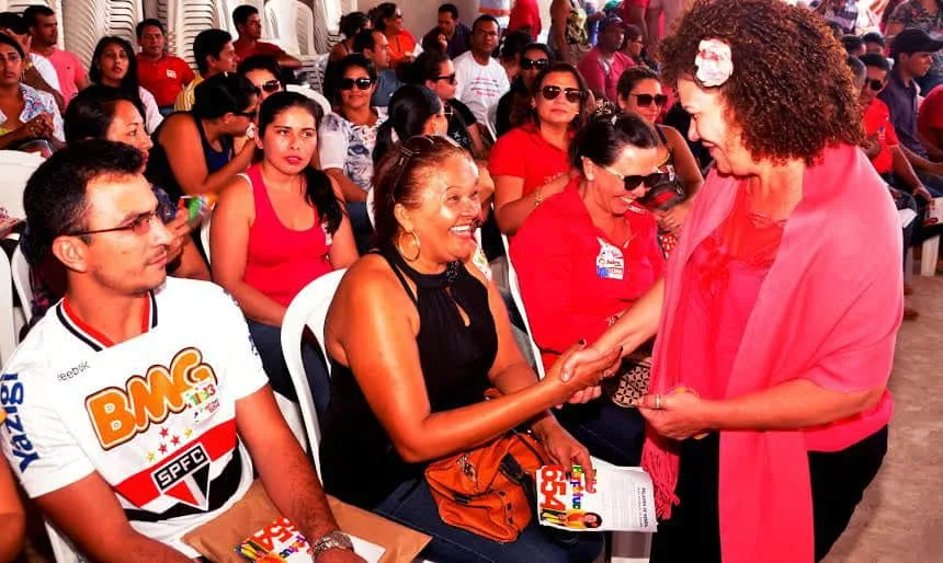 Perpétua cumprimenta eleitores do município de Sena Madureia durante ato político