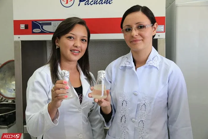 Cientistas da universidade mostram frascos com o organismo estudado