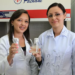 Cientistas da universidade mostram frascos com o organismo estudado