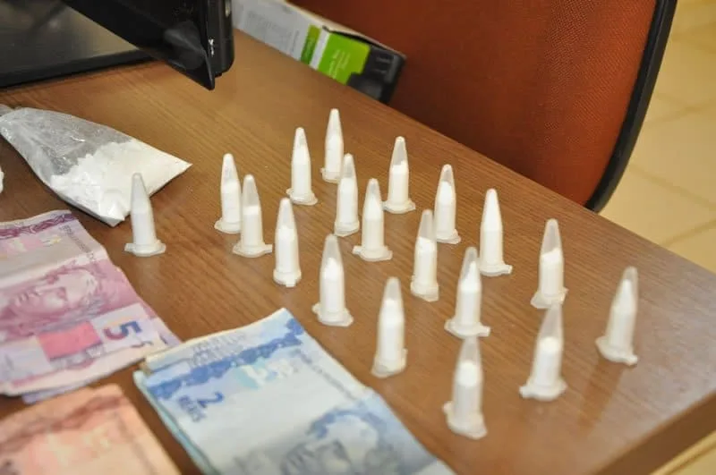 Polícia prende homem com 19 pinos de cocaína no bairro Xavier Maia