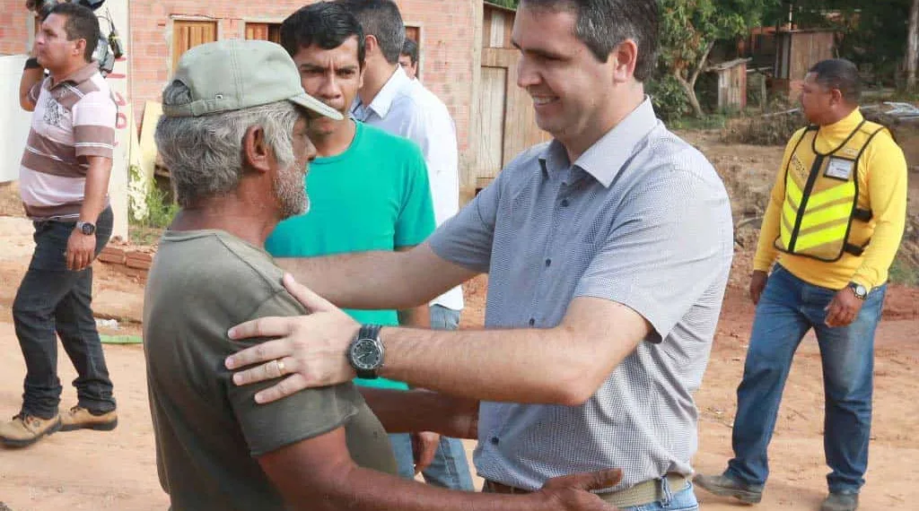 Prefeito Marcus Alexandre conversa com a comunidade