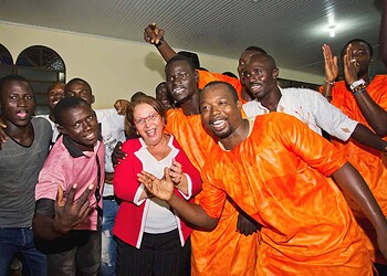 Ideli deixou as formalidades de lado e aplaudiu apresentação de dança dos imigrantes