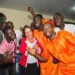 Ideli deixou as formalidades de lado e aplaudiu apresentação de dança dos imigrantes