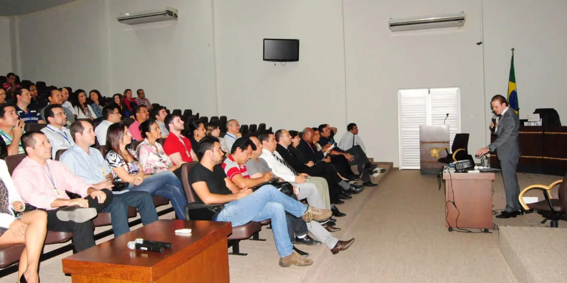 Colaboradores e funcionários do TRE em evento sobre o funcionamento do sistema