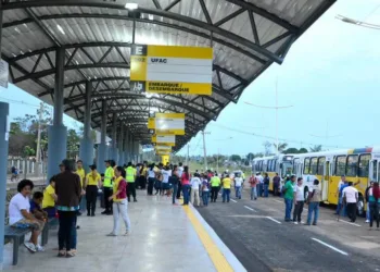 Prefeito Alexandre com crianças na inauguração