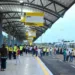 Prefeito Alexandre com crianças na inauguração