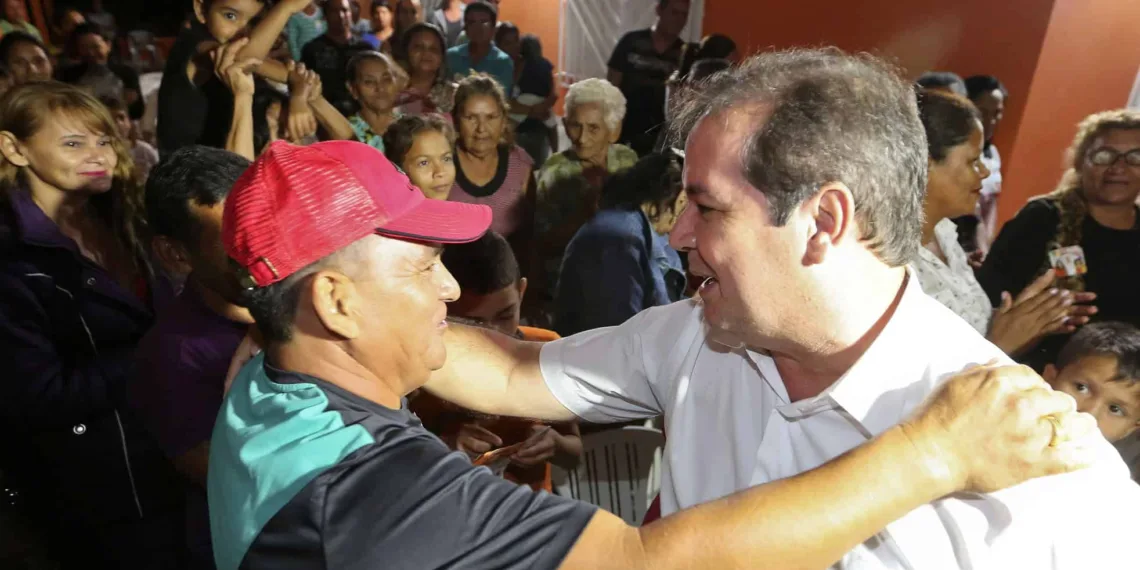 Candidato cumprimenta trabalhador em encontro com a categoria, durante mais um compromisso da agenda