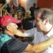 Candidato cumprimenta trabalhador em encontro com a categoria, durante mais um compromisso da agenda