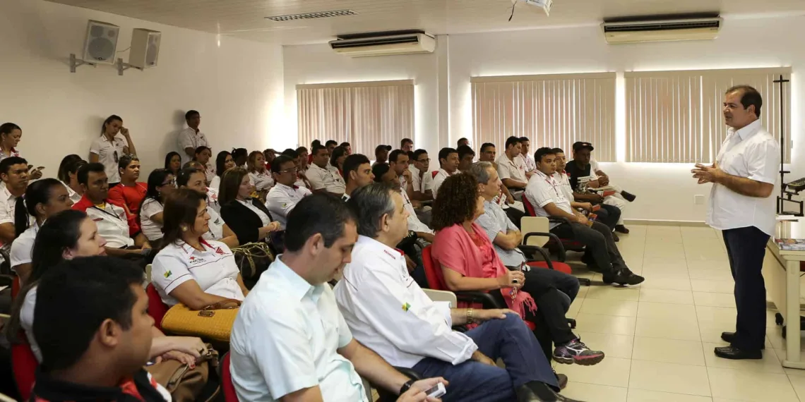 Tião Viana e Perpétua Almeida dialogam com trabalhadores de concessionária