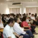Tião Viana e Perpétua Almeida dialogam com trabalhadores de concessionária