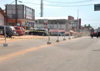 Centro fica com trânsito caótico devido interdições