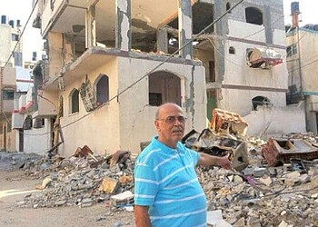 Yusif mostra casa atingida por míssil israelense em Gaza