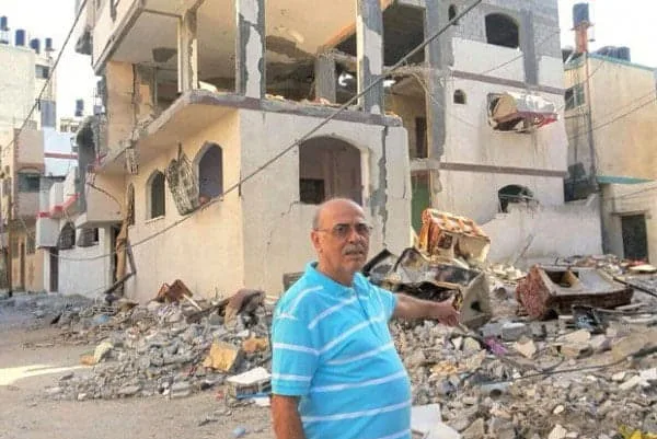 Yusif mostra casa atingida por míssil israelense em Gaza