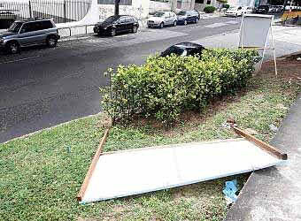 Placas e cartazes em rotatórias prejudicam o trânsito