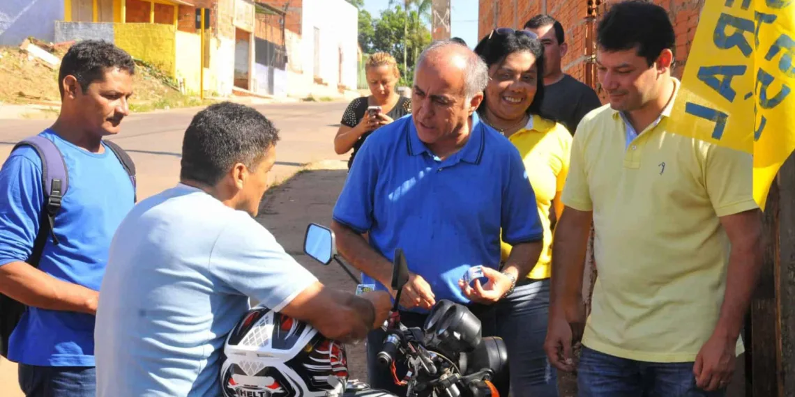 Candidatos conversam com moradores