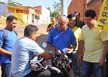 Candidatos conversam com moradores