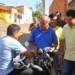 Candidatos conversam com moradores