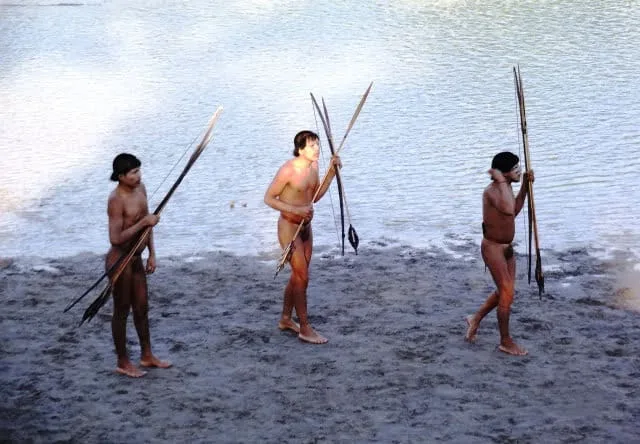 Dois índios isolados chegam à praia do Rio Envira; esta semana, eles fizeram o primeiro contato direto com não-índios