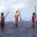 Dois índios isolados chegam à praia do Rio Envira; esta semana, eles fizeram o primeiro contato direto com não-índios