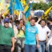Candidatos caminharam juntos pelo centro comercial