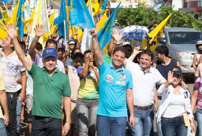 Candidatos caminharam juntos pelo centro comercial
