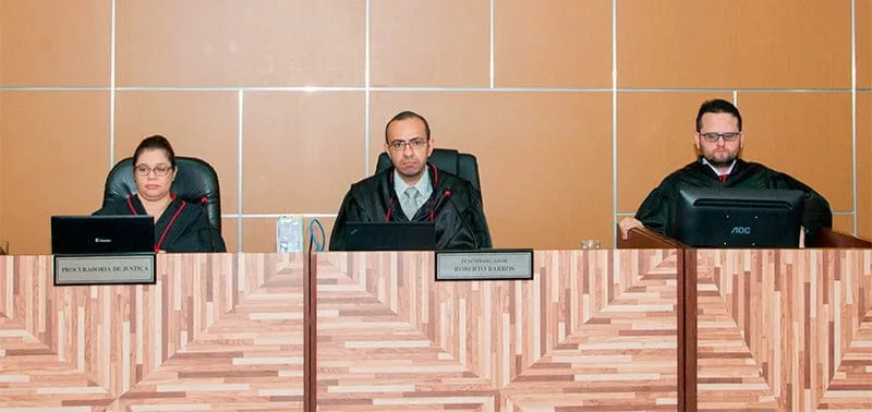 Presidente do TJ/AC, desembargador Roberto Barros (C), assinou portaria na última quarta-feira, 20