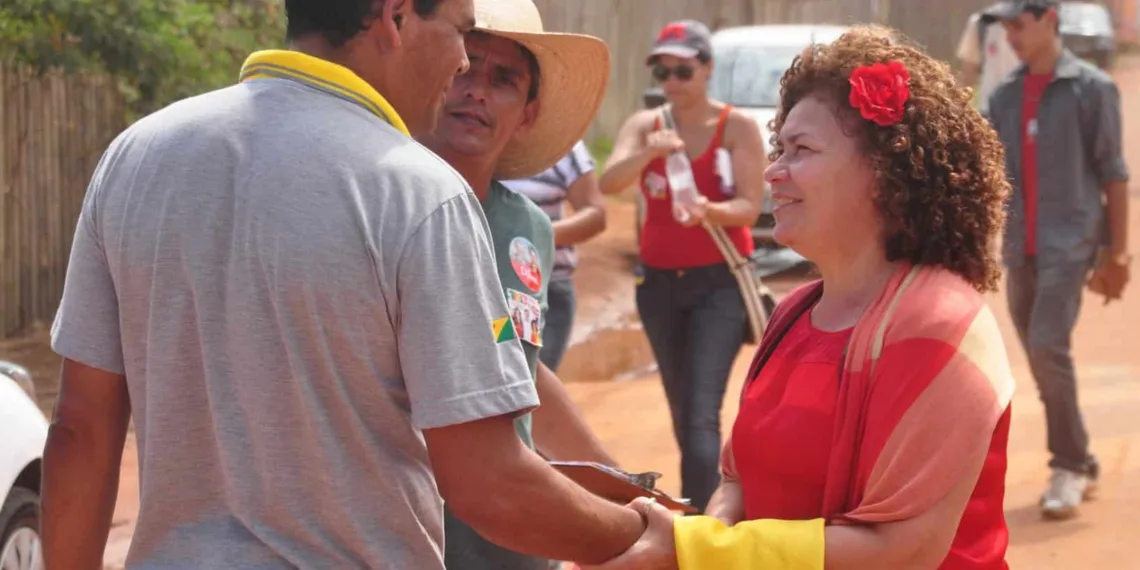 Perpétua Almeida é recebida pela comunidade do Vila Acre