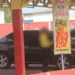 Agente de trânsito se esconde atrás de placas de supermercado para multar veículos na Avenida Ceará