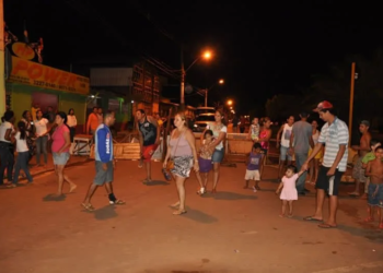 Moradores do bairro da paz bloqueiam rua Valdomiro Lopes