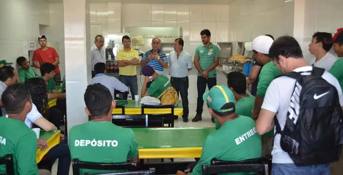 Bocalom e Roberto falam de propostas a funcionários da loja Barriga Verde