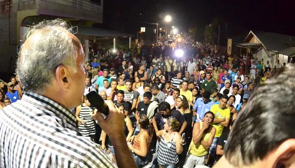 Três mil pessoas ouvem propostas de Bocalom e Roberto Duarte em grande comício em Tarauacá