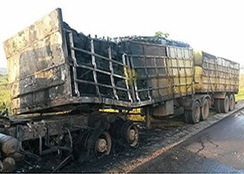 Caminhão carregado de garrafão de água mineral pega fogo na BR-317