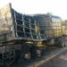 Caminhão carregado de garrafão de água mineral pega fogo na BR-317