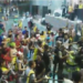 Vídeo mostra momento em que a polícia segura travesti durante confusão