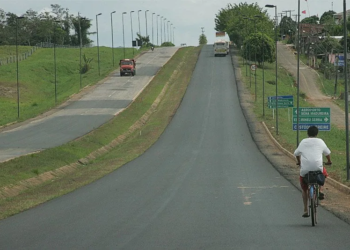 Sem uma pista exclusiva, os ciclistas estão se arriscando ao trafegar na estrada