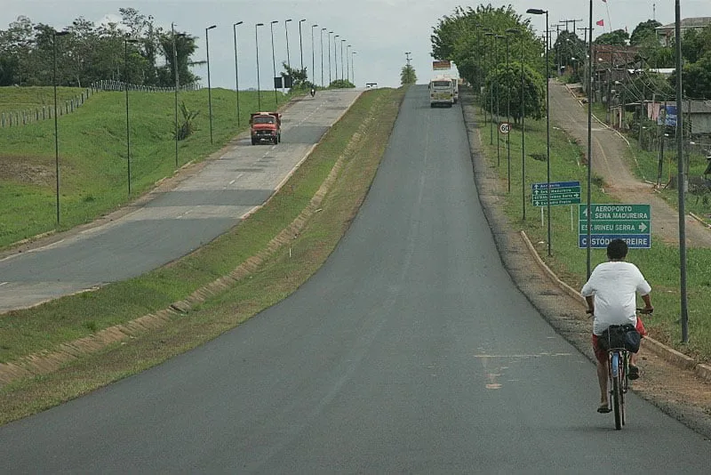 Sem uma pista exclusiva, os ciclistas estão se arriscando ao trafegar na estrada