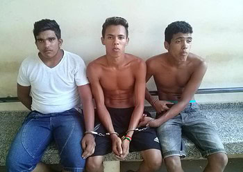 Cinco homens são presos com escopetas e drogas