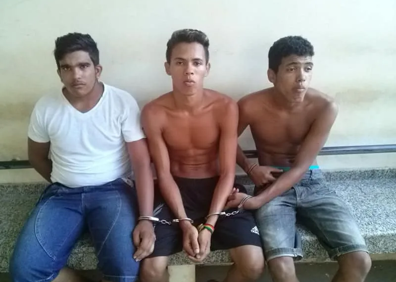 Cinco homens são presos com escopetas e drogas