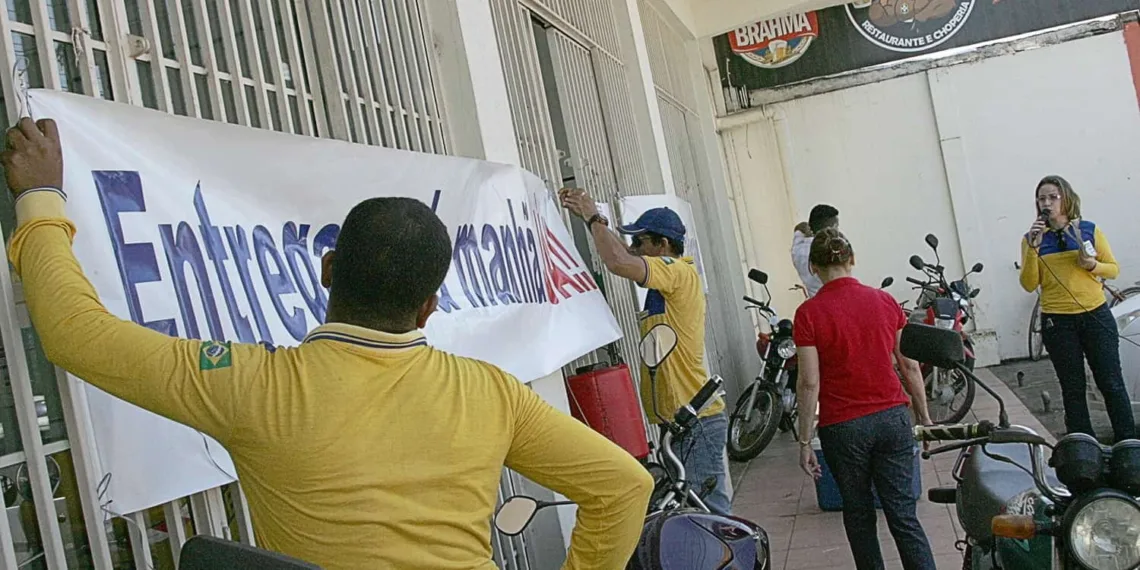 Servidores dos Correios aprovam estado de greve