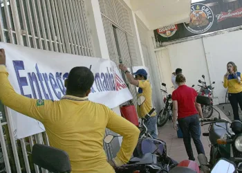 Servidores dos Correios aprovam estado de greve