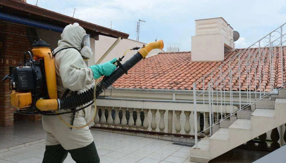 Agente de endemia aplica UBV em casa no Juruá