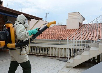 Agente de endemia aplica UBV em casa no Juruá